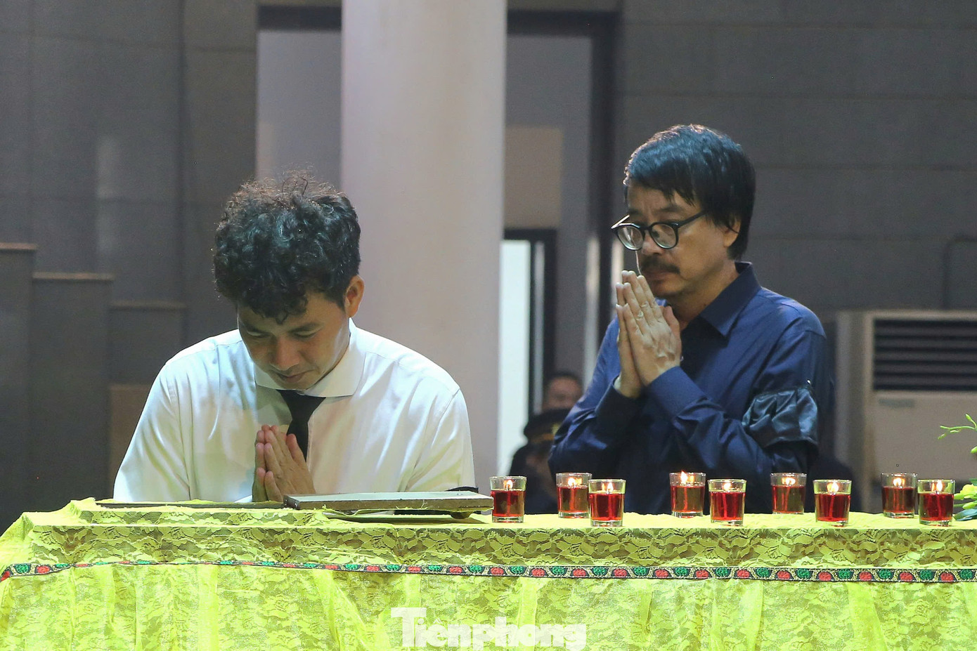 NSND Xuân Bắc, diễn viên Vân Dung viếng NSND Phạm Thị Thành- Ảnh 2. NSND Xuân Bắc, diễn viên Vân Dung viếng NSND Phạm Thị Thành- Ảnh 2.