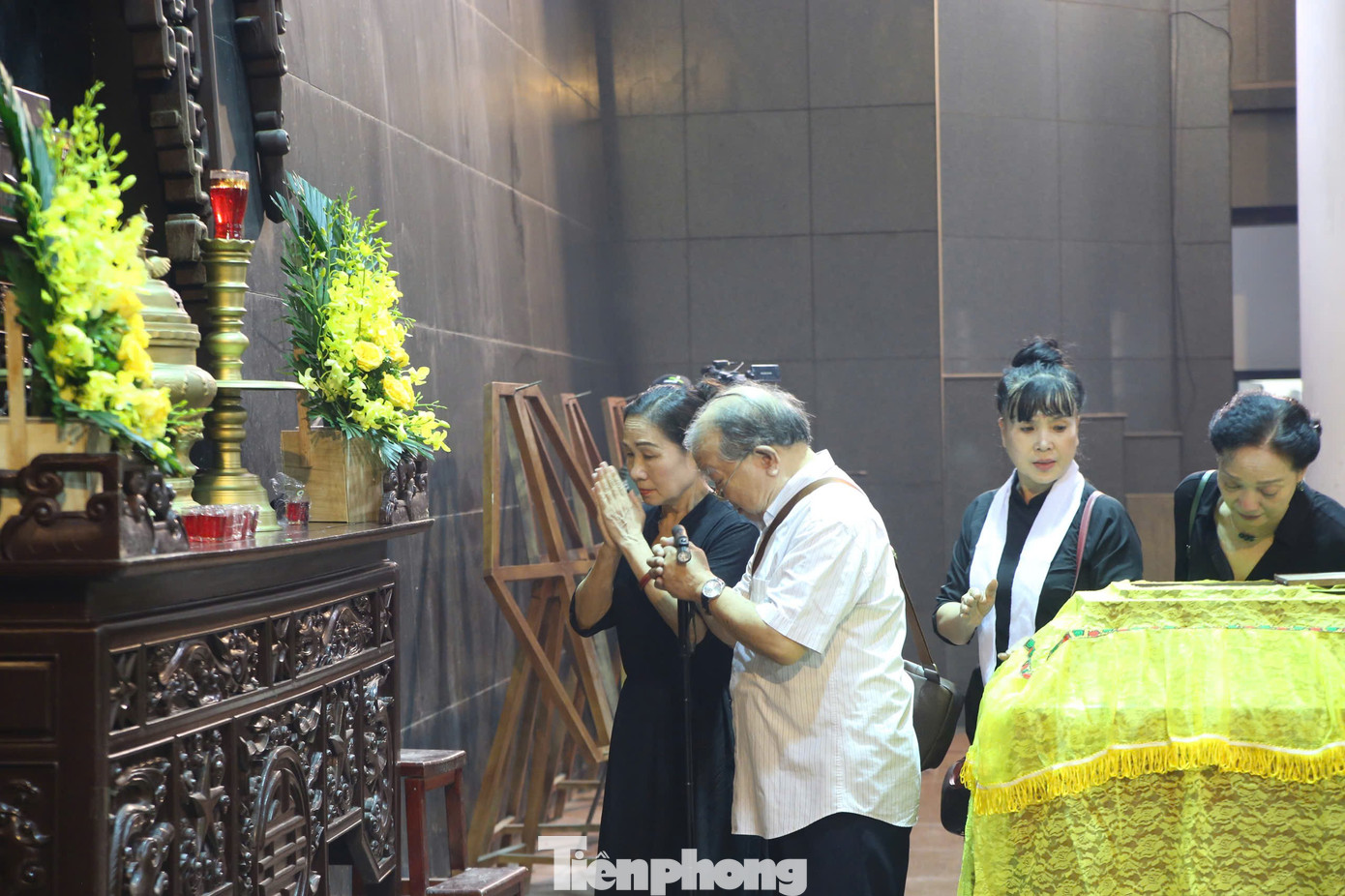 NSND Xuân Bắc, diễn viên Vân Dung viếng NSND Phạm Thị Thành- Ảnh 6. NSND Xuân Bắc, diễn viên Vân Dung viếng NSND Phạm Thị Thành- Ảnh 6.