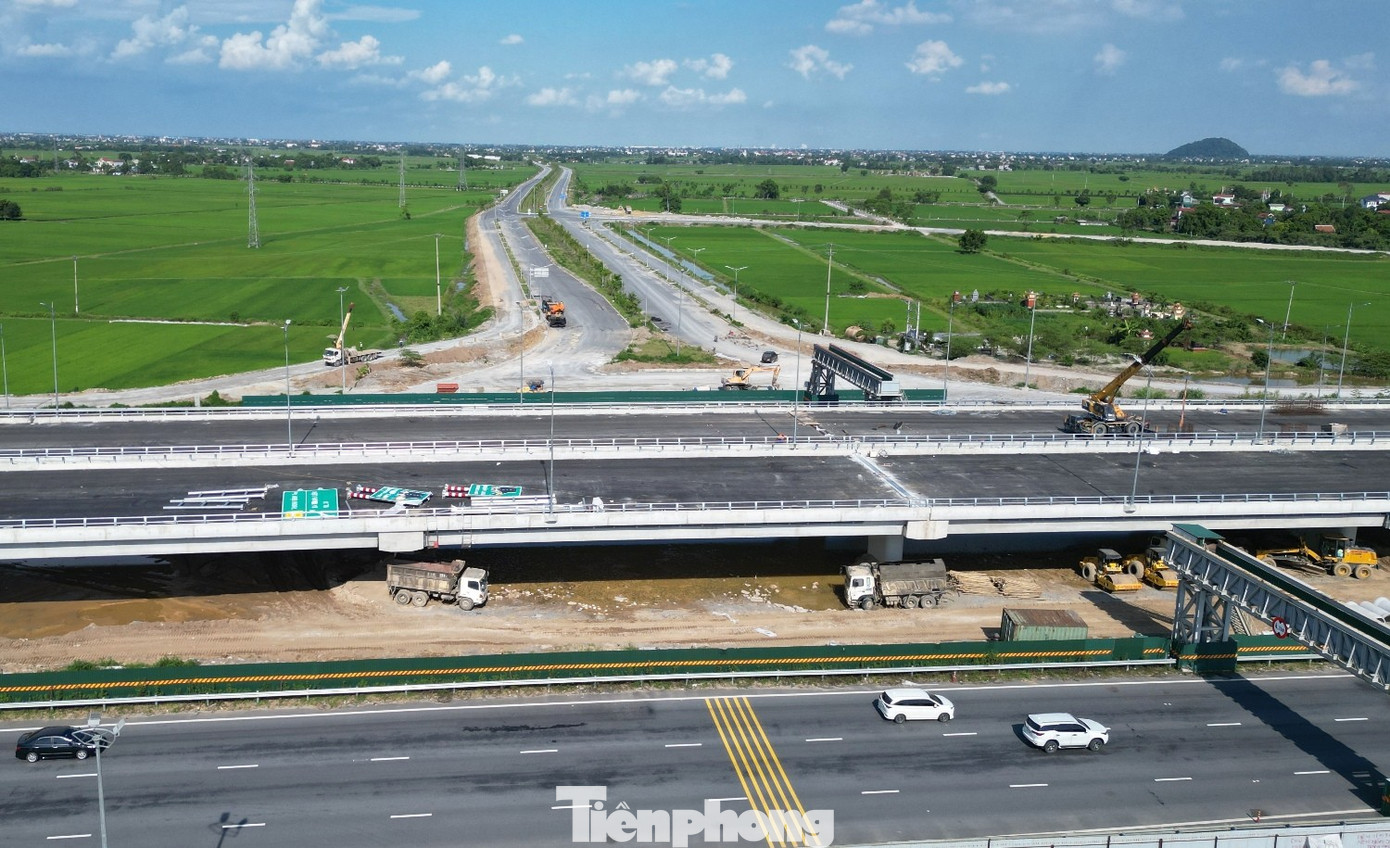 Hình hài nút giao 2 tầng cao tốc Bắc Nam qua Ninh Bình chuẩn bị thông xe- Ảnh 8. Hình hài nút giao 2 tầng cao tốc Bắc Nam qua Ninh Bình chuẩn bị thông xe- Ảnh 8.