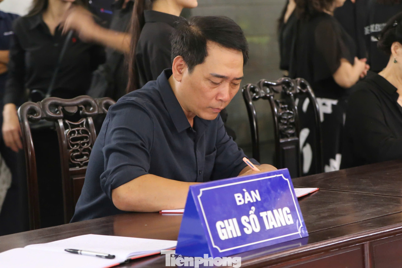 NSND Xuân Bắc, diễn viên Vân Dung viếng NSND Phạm Thị Thành- Ảnh 9. NSND Xuân Bắc, diễn viên Vân Dung viếng NSND Phạm Thị Thành- Ảnh 9.