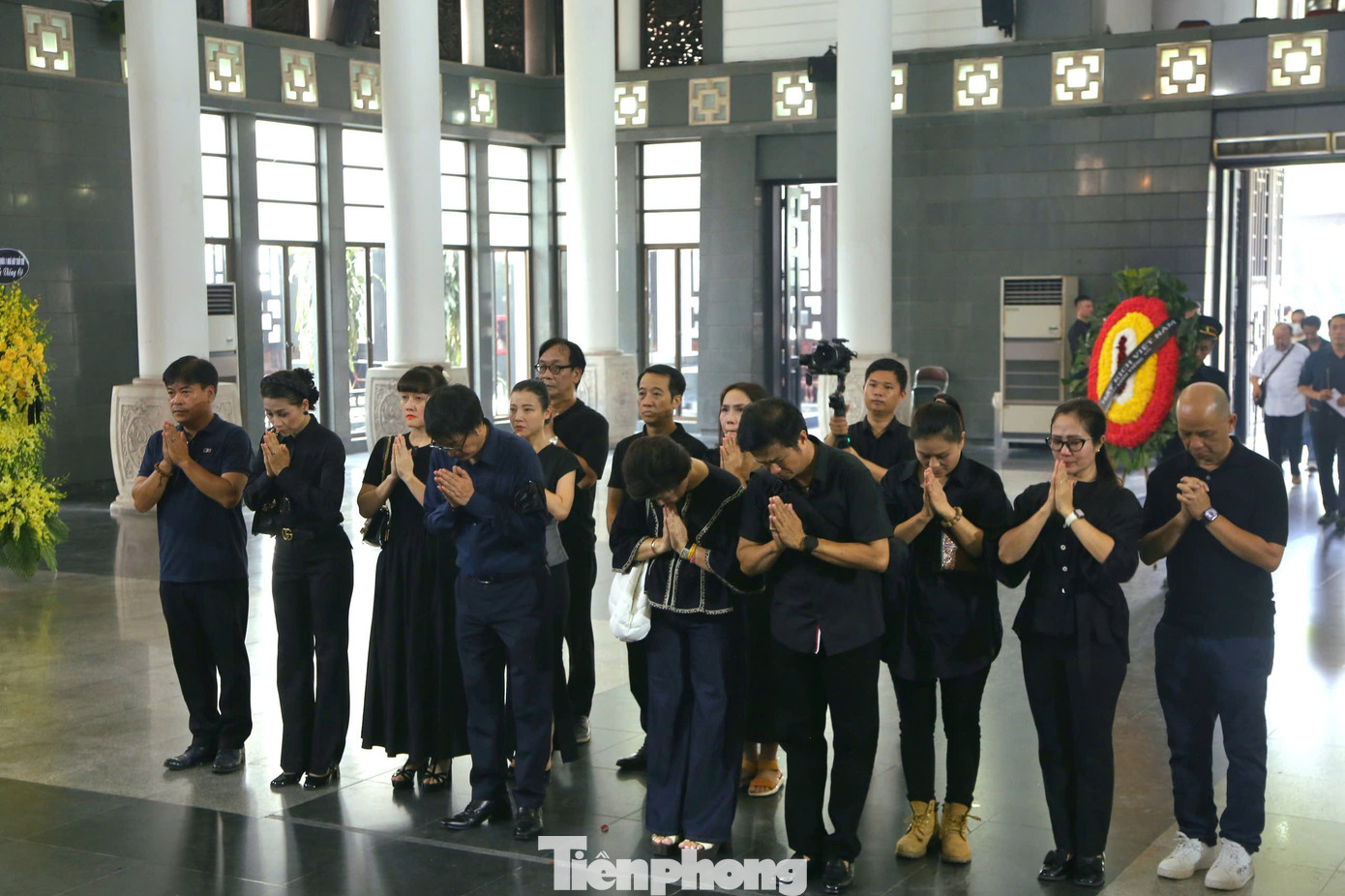 NSND Xuân Bắc, diễn viên Vân Dung viếng NSND Phạm Thị Thành- Ảnh 4. NSND Xuân Bắc, diễn viên Vân Dung viếng NSND Phạm Thị Thành- Ảnh 4.