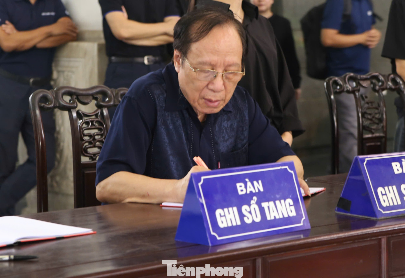 NSND Xuân Bắc, diễn viên Vân Dung viếng NSND Phạm Thị Thành- Ảnh 8. NSND Xuân Bắc, diễn viên Vân Dung viếng NSND Phạm Thị Thành- Ảnh 8.