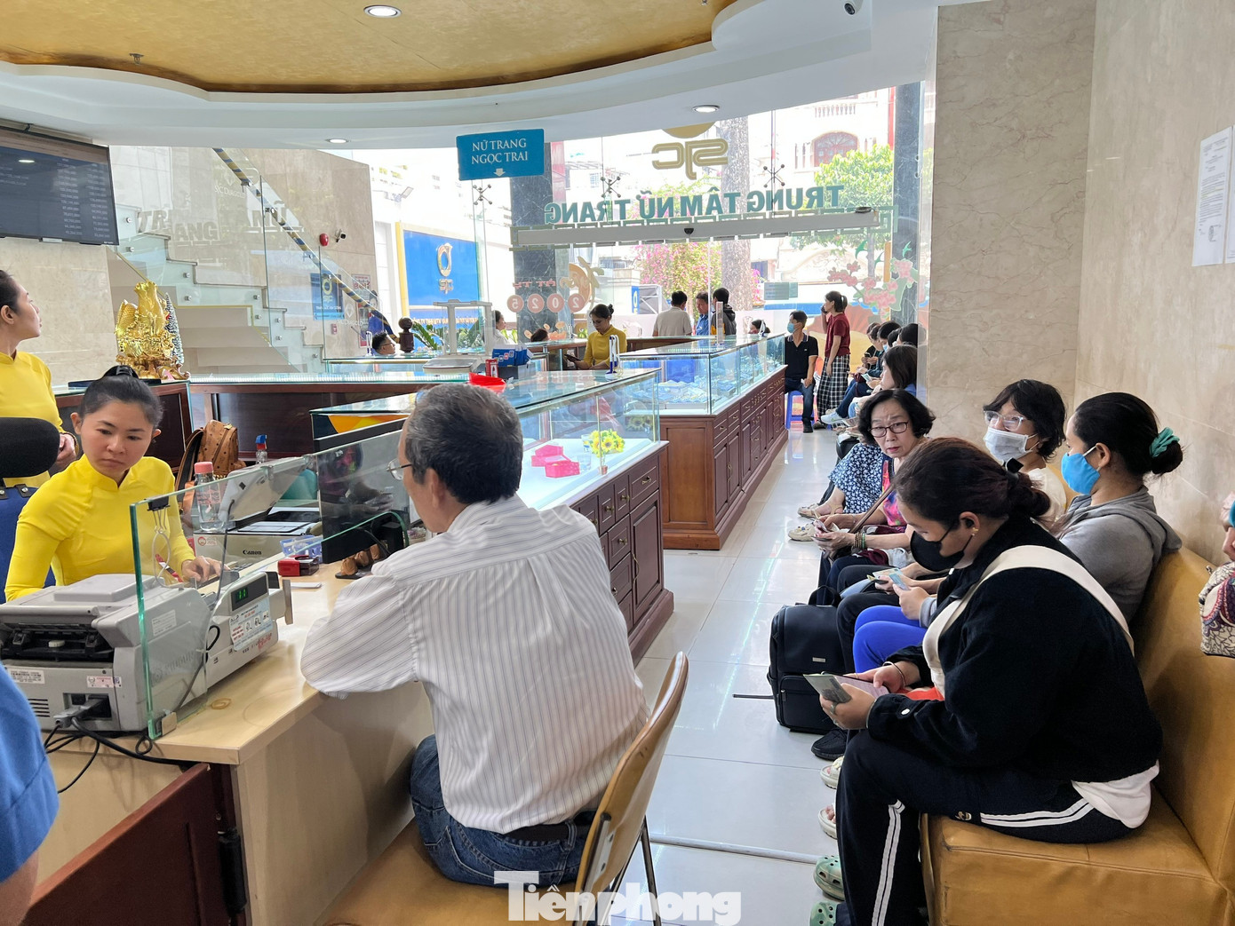 Khuyến Cáo Việc Người Dân Xếp Hàng Mua Vàng- Ảnh 2. Khuyến Cáo Việc Người Dân Xếp Hàng Mua Vàng- Ảnh 2.