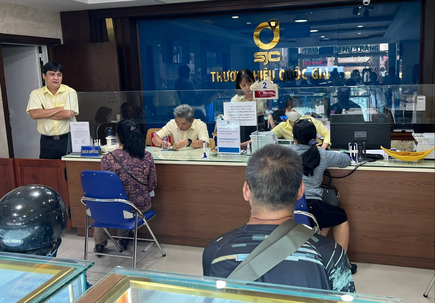 Khuyến Cáo Việc Người Dân Xếp Hàng Mua Vàng- Ảnh 1. Khuyến Cáo Việc Người Dân Xếp Hàng Mua Vàng- Ảnh 1.