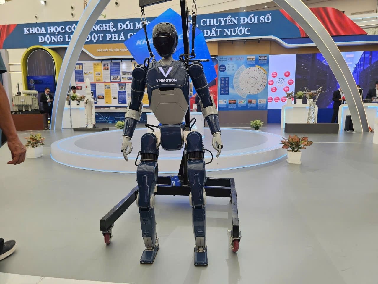 Lần đầu tiên xuất hiện robot do Nhà máy thủy điện lớn nhất Đông Nam Á của Việt Nam tự chế tạo, đang phát triển robot dạng chó, robot hình người- Ảnh 2.