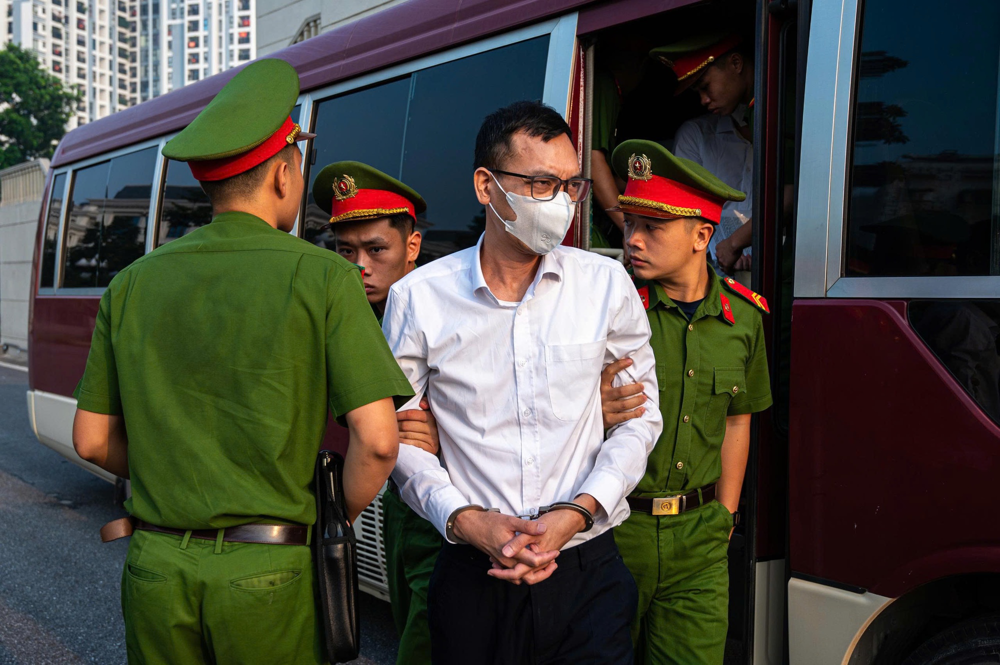 Cựu phó Chủ nhiệm Văn phòng Quốc hội, cựu Trợ lý Chủ tịch Quốc hội hầu toà- Ảnh 6.