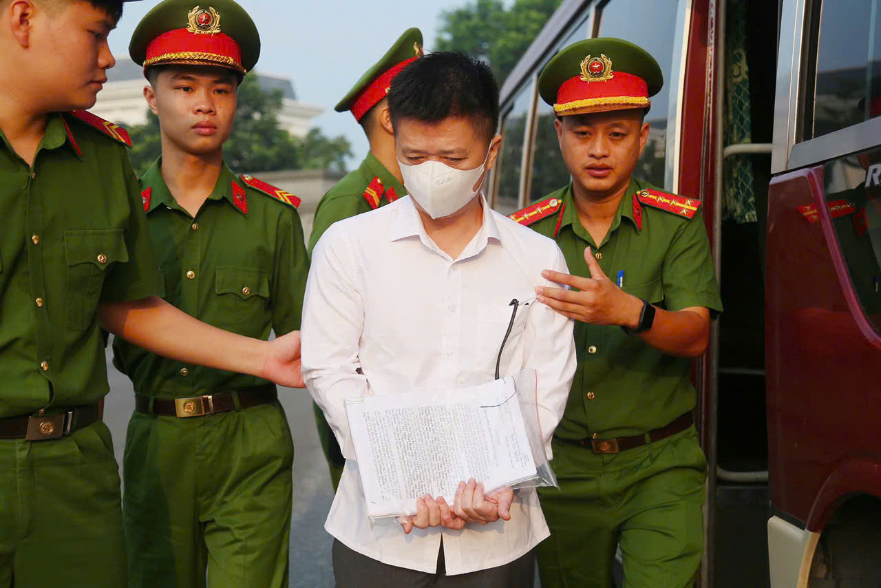 Cựu phó Chủ nhiệm Văn phòng Quốc hội, cựu Trợ lý Chủ tịch Quốc hội hầu toà- Ảnh 12.