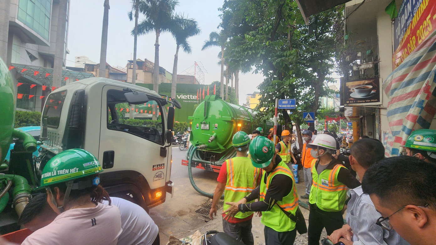 Lại phun trào bùn nhão từ dự án hầm metro Nhổn - ga Hà Nội- Ảnh 2. Lại phun trào bùn nhão từ dự án hầm metro Nhổn - ga Hà Nội- Ảnh 2.