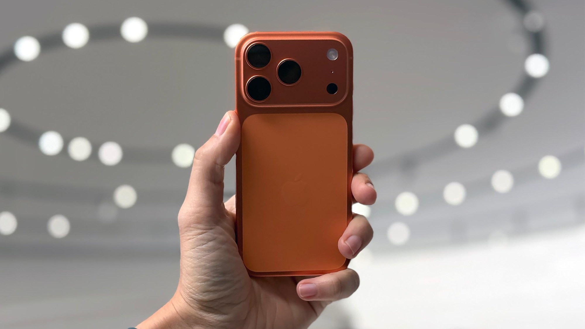 iPhone 17 Pro Max chính thức ra mắt: Thiết kế mới gây tranh cãi, giá tăng lên mức từ 38 triệu, Việt Nam mở bán sớm nhất cùng các thị trường top đầu- Ảnh 1. iPhone 17 Pro Max chính thức ra mắt: Thiết kế mới gây tranh cãi, giá tăng lên mức từ 38 triệu, Việt Nam mở bán sớm nhất cùng các thị trường top đầu- Ảnh 1.