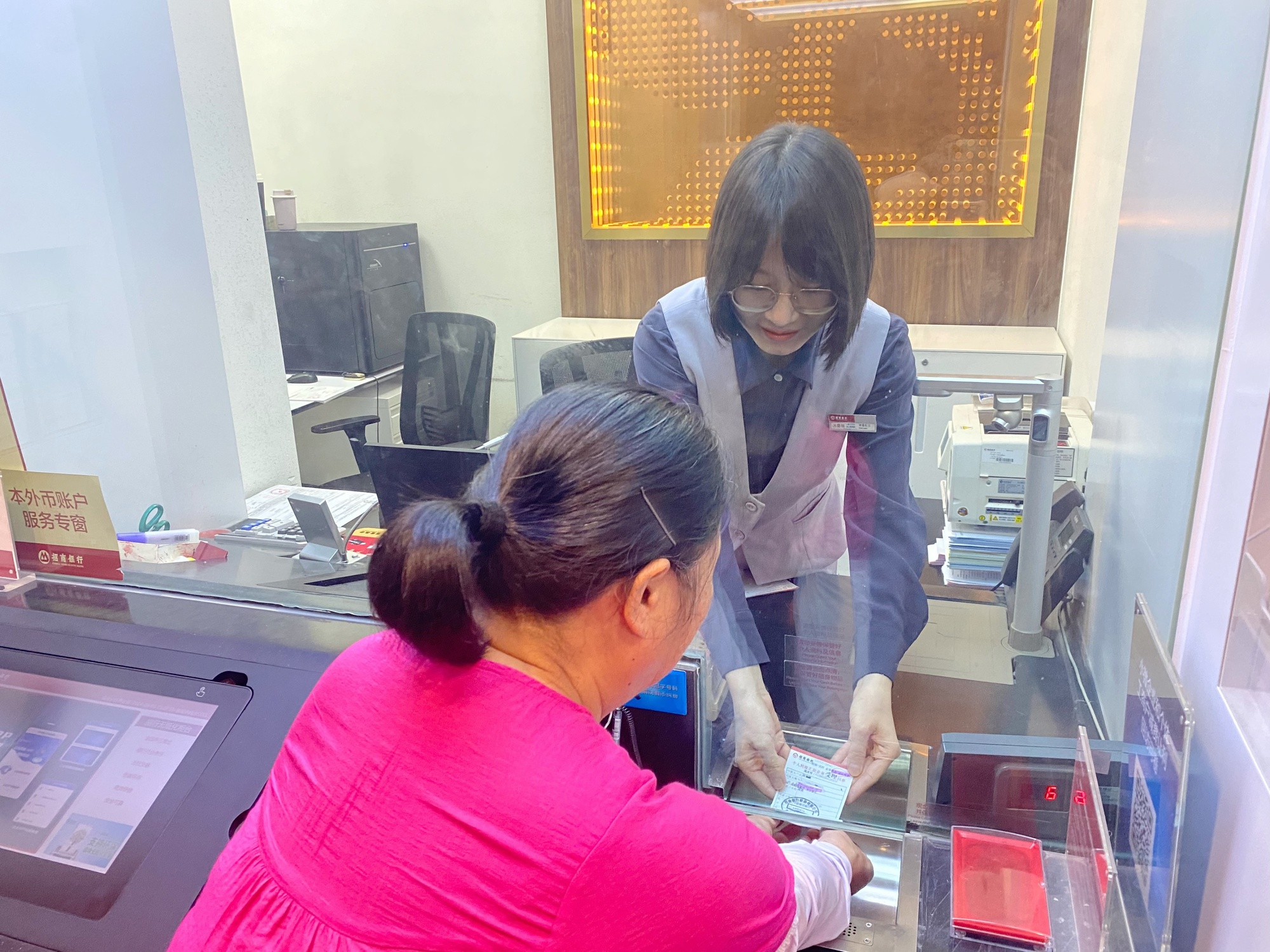 Mẹ chồng yêu cầu chuyển khoản 900 triệu đồng cho con dâu, nhân viên ngân hàng đồng ý nhưng 10 phút sau công an đến đưa khách đi- Ảnh 1. Mẹ chồng yêu cầu chuyển khoản 900 triệu đồng cho con dâu, nhân viên ngân hàng đồng ý nhưng 10 phút sau công an đến đưa khách đi- Ảnh 1.