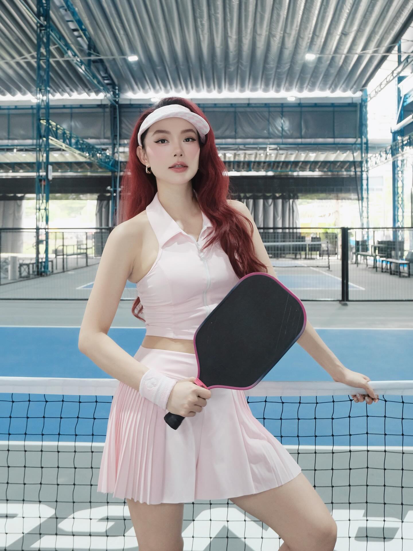Minh Hằng mê pickleball, chồng đại gia mở 12 sân cho vợ chơi thoả thích, còn lặng lẽ đi sau nhặt bóng gây sốt!- Ảnh 2. Minh Hằng mê pickleball, chồng đại gia mở 12 sân cho vợ chơi thoả thích, còn lặng lẽ đi sau nhặt bóng gây sốt!- Ảnh 2.