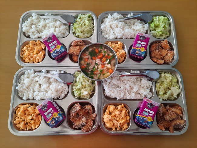 Phụ huynh Hà Nội rần rần khoe bữa ăn bán trú 10 NGHÌN ĐỒNG của con khiến ai nấy “lác mắt”: Chỉ mong con mình cũng được như thế!- Ảnh 2. Phụ huynh Hà Nội rần rần khoe bữa ăn bán trú 10 NGHÌN ĐỒNG của con khiến ai nấy “lác mắt”: Chỉ mong con mình cũng được như thế!- Ảnh 2.