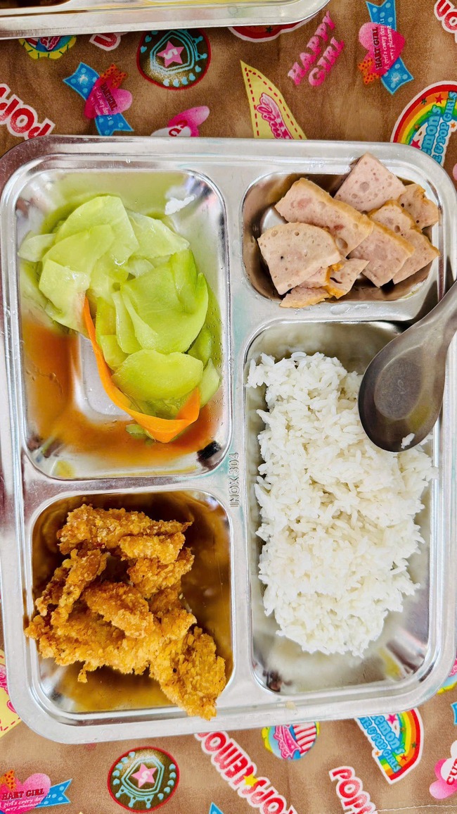 Phụ huynh Hà Nội rần rần khoe bữa ăn bán trú 10 NGHÌN ĐỒNG của con khiến ai nấy “lác mắt”: Chỉ mong con mình cũng được như thế!- Ảnh 6. Phụ huynh Hà Nội rần rần khoe bữa ăn bán trú 10 NGHÌN ĐỒNG của con khiến ai nấy “lác mắt”: Chỉ mong con mình cũng được như thế!- Ảnh 6.