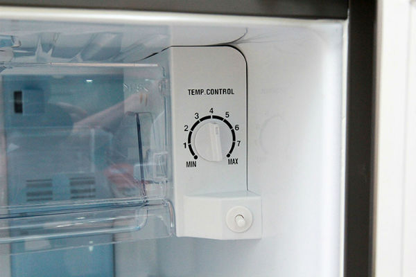 Vì sao tủ lạnh có 2 nút điều chỉnh nhiệt độ? Thì ra bấy lâu rất nhiều người hiểu sai vai trò của chúng- Ảnh 1. Vì sao tủ lạnh có 2 nút điều chỉnh nhiệt độ? Thì ra bấy lâu rất nhiều người hiểu sai vai trò của chúng- Ảnh 1.