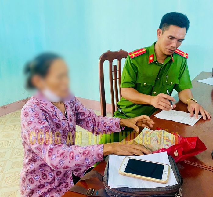 Cụ bà 72 tuổi mang 120 triệu đồng đến công an xã nhờ chuyển cho "công an rởm"- Ảnh 1. Cụ bà 72 tuổi mang 120 triệu đồng đến công an xã nhờ chuyển cho "công an rởm"- Ảnh 1.