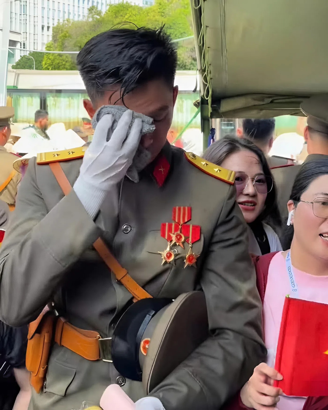Lê Hoàng Hiệp có làn da trắng khiến fangirl phát ghen, thì ra anh quân nhân giữ da kĩ lắm- Ảnh 6. Lê Hoàng Hiệp có làn da trắng khiến fangirl phát ghen, thì ra anh quân nhân giữ da kĩ lắm- Ảnh 6.
