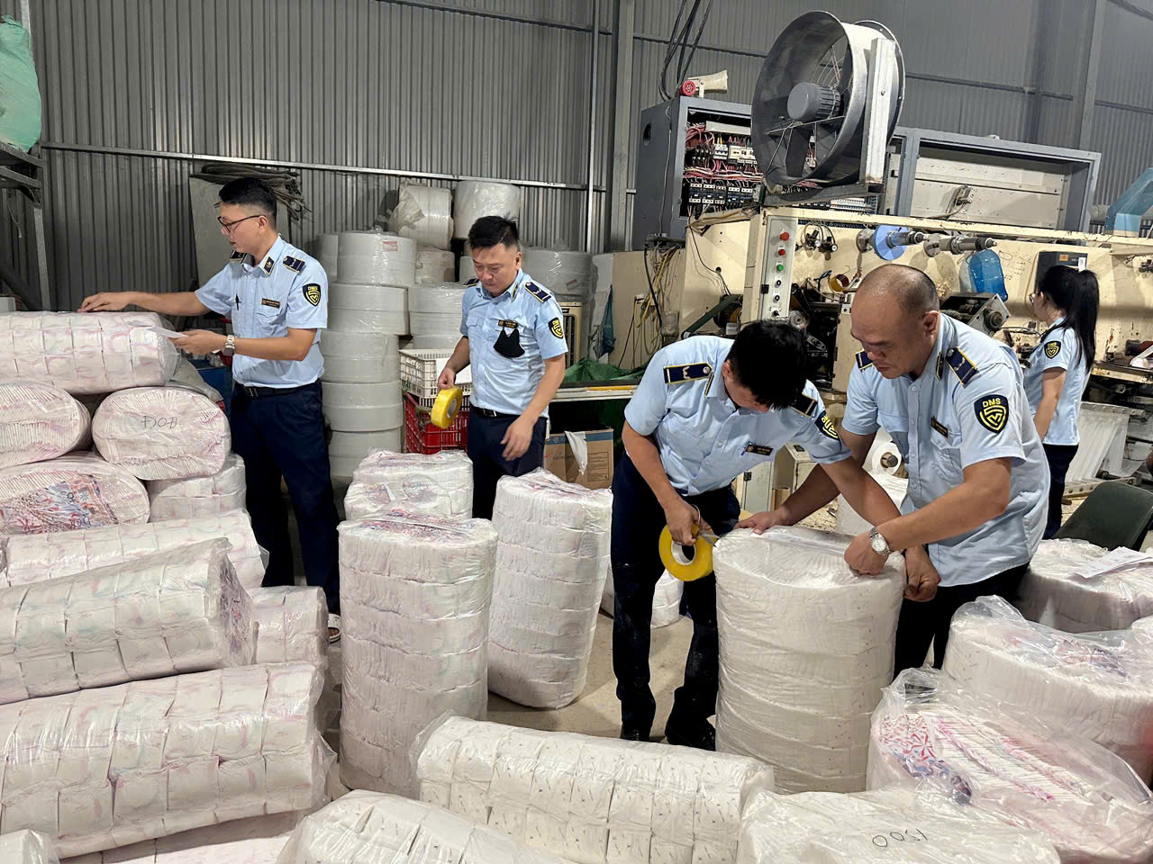 Phát hiện xưởng sản xuất hàng trăm ngàn bỉm trẻ em, băng vệ sinh giả- Ảnh 1. Phát hiện xưởng sản xuất hàng trăm ngàn bỉm trẻ em, băng vệ sinh giả- Ảnh 1.