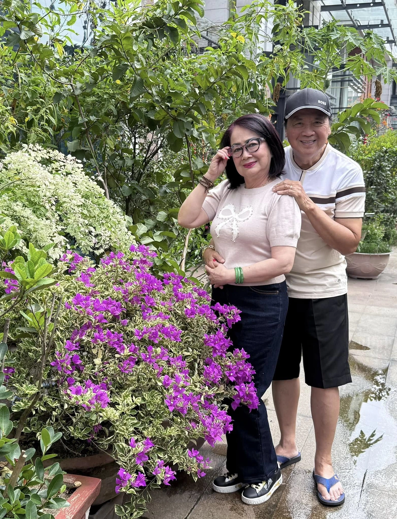 Cuộc sống của nghệ sĩ Việt trong biệt thự 3 mặt tiền 50 tỷ ở Mỹ: Hôn nhân viên mãn, tụng kinh mỗi ngày- Ảnh 1.