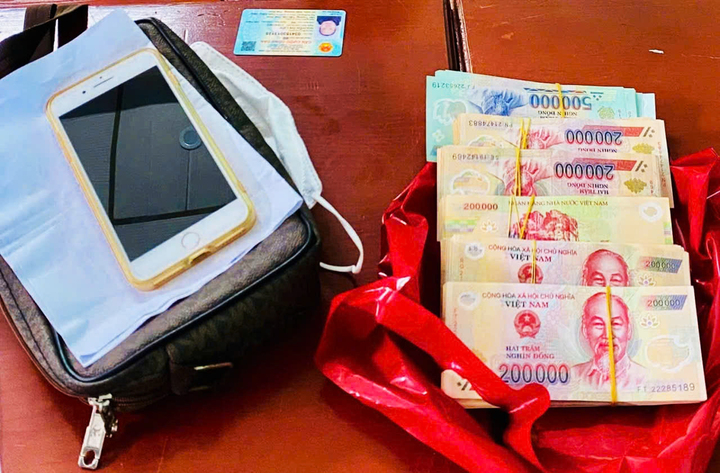 Bà lão mang 120 triệu đồng đến trụ sở công an để nhờ chuyển cho ‘công an dỏm’- Ảnh 2. Bà lão mang 120 triệu đồng đến trụ sở công an để nhờ chuyển cho ‘công an dỏm’- Ảnh 2.