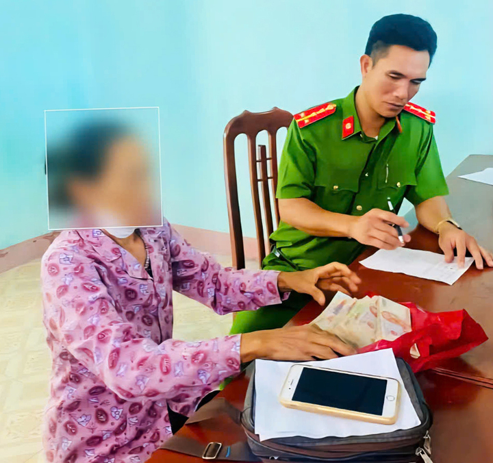 Bà lão mang 120 triệu đồng đến trụ sở công an để nhờ chuyển cho ‘công an dỏm’- Ảnh 1. Bà lão mang 120 triệu đồng đến trụ sở công an để nhờ chuyển cho ‘công an dỏm’- Ảnh 1.