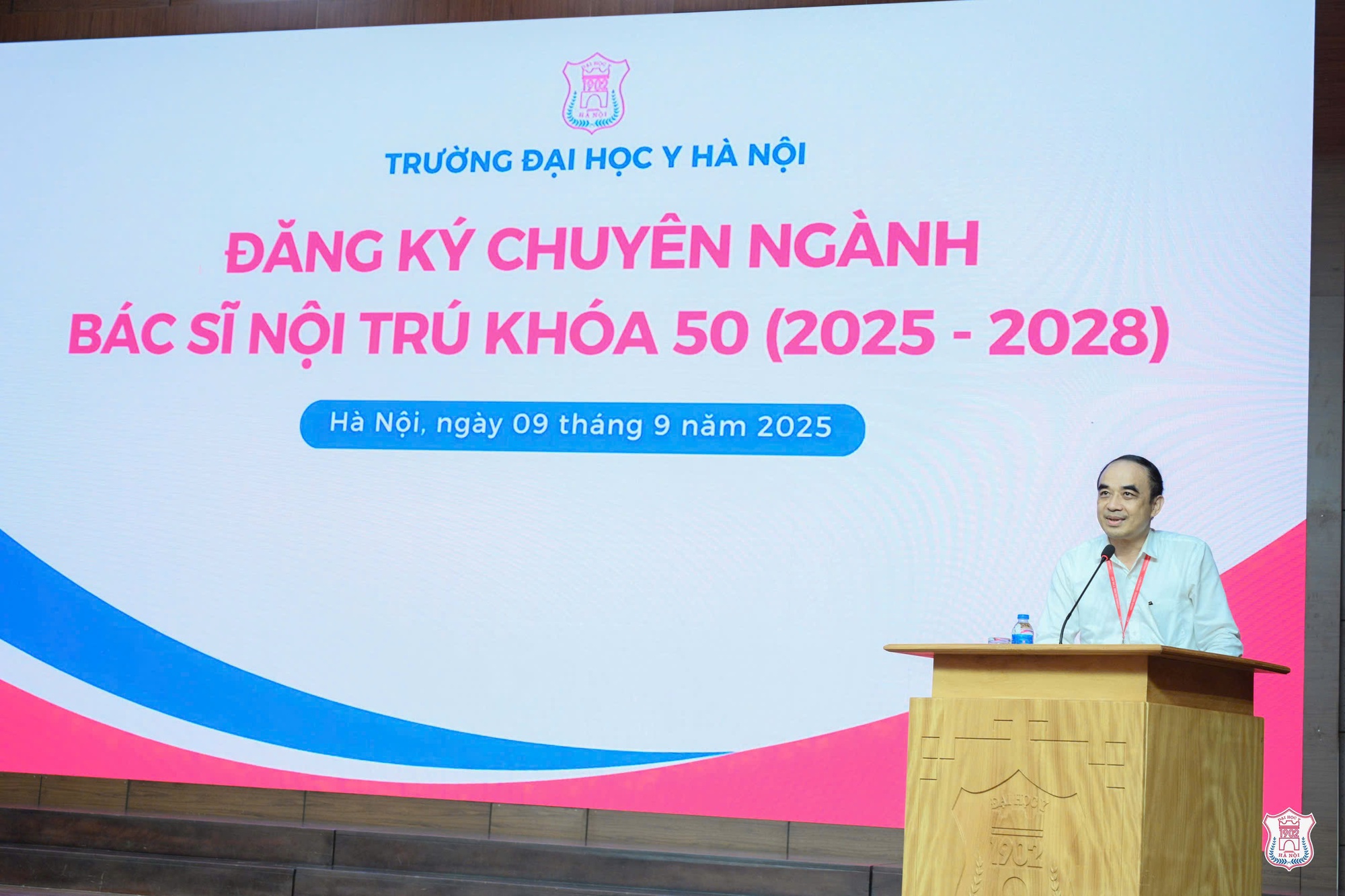 "Đặc sản" ngày 9/9 của ĐH Y Hà Nội: Màn hô tên chuyên ngành của Top 20 người dẫn đầu kỳ thi bác sĩ nội trú gây bão MXH- Ảnh 1. "Đặc sản" ngày 9/9 của ĐH Y Hà Nội: Màn hô tên chuyên ngành của Top 20 người dẫn đầu kỳ thi bác sĩ nội trú gây bão MXH- Ảnh 1.