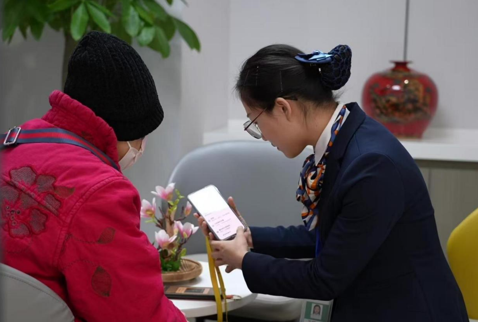 Mẹ chồng yêu cầu chuyển khoản 900 triệu đồng cho con dâu, nhân viên ngân hàng đồng ý nhưng 10 phút sau công an đến đưa khách đi- Ảnh 2. Mẹ chồng yêu cầu chuyển khoản 900 triệu đồng cho con dâu, nhân viên ngân hàng đồng ý nhưng 10 phút sau công an đến đưa khách đi- Ảnh 2.