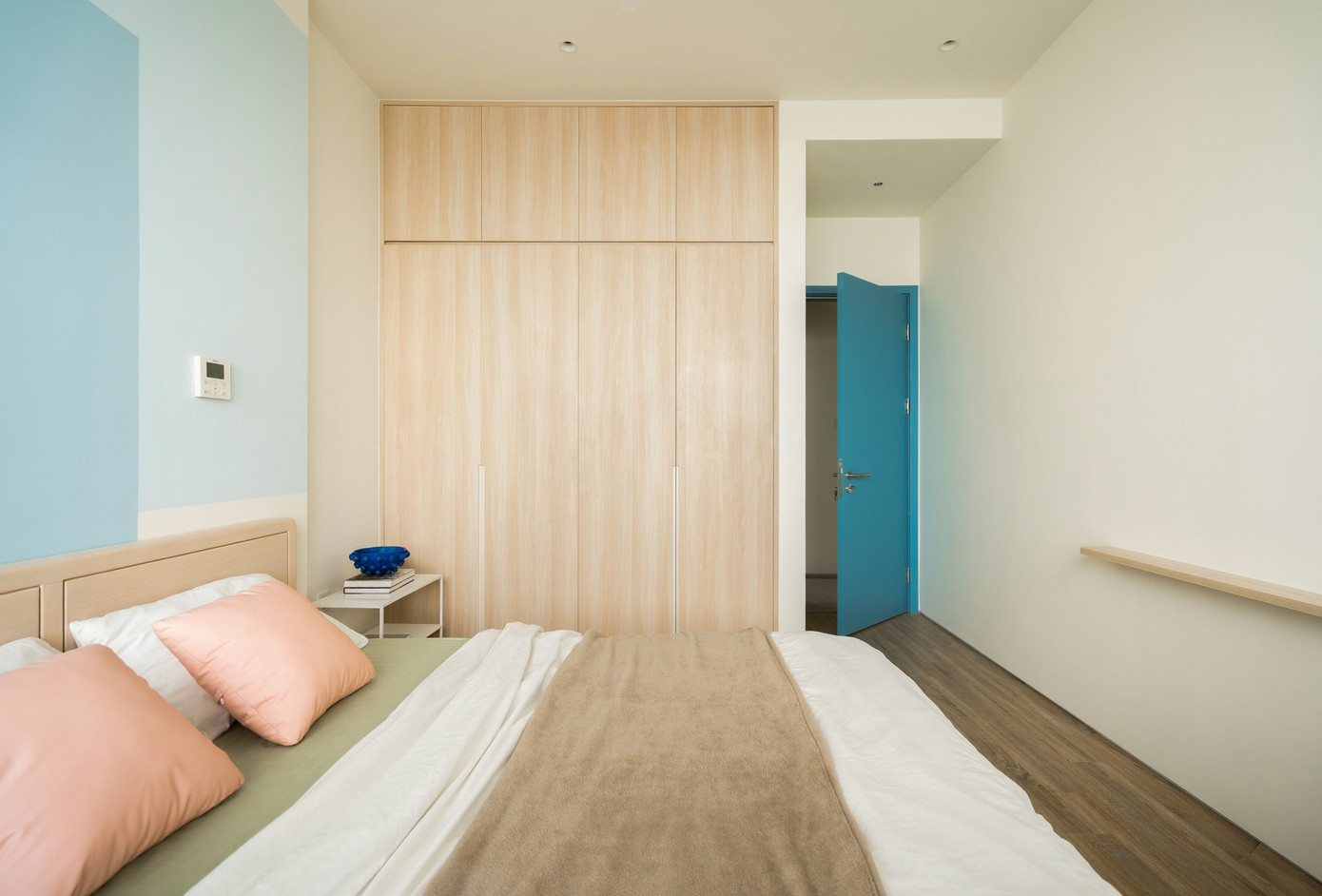 Thiết kế căn hộ 144m2 với gam màu tươi sáng khởi tạo năng lượng tích cực cho gia chủ- Ảnh 11. Thiết kế căn hộ 144m2 với gam màu tươi sáng khởi tạo năng lượng tích cực cho gia chủ- Ảnh 11.