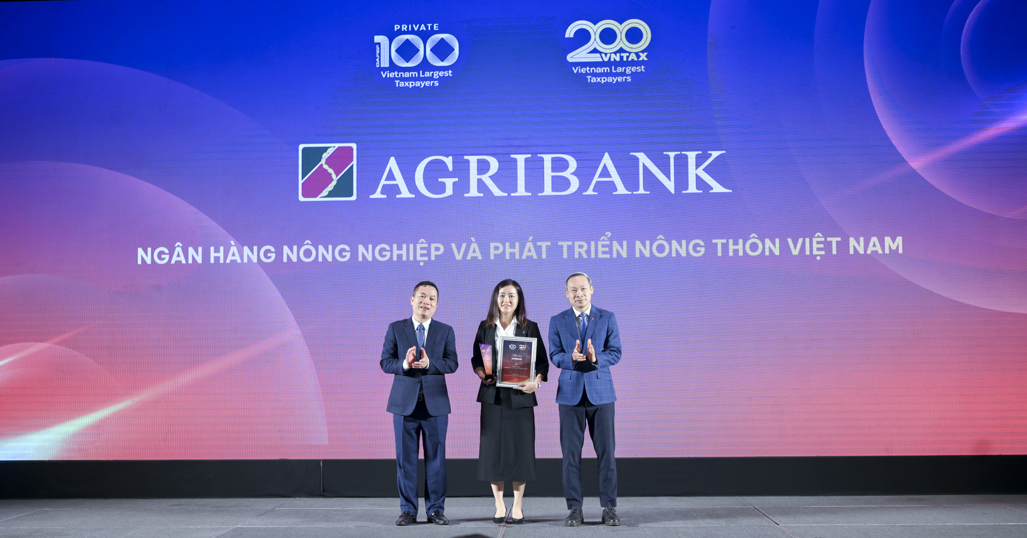 Đóng góp hàng nghìn tỷ đồng, nhiều ngân hàng được vinh danh trong nhóm doanh nghiệp nộp ngân sách lớn nhất Việt Nam- Ảnh 1. Đóng góp hàng nghìn tỷ đồng, nhiều ngân hàng được vinh danh trong nhóm doanh nghiệp nộp ngân sách lớn nhất Việt Nam- Ảnh 1.