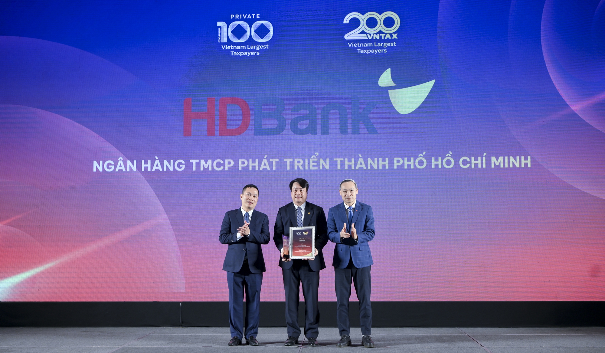 Đóng góp hàng nghìn tỷ đồng, nhiều ngân hàng được vinh danh trong nhóm doanh nghiệp nộp ngân sách lớn nhất Việt Nam- Ảnh 2. Đóng góp hàng nghìn tỷ đồng, nhiều ngân hàng được vinh danh trong nhóm doanh nghiệp nộp ngân sách lớn nhất Việt Nam- Ảnh 2.