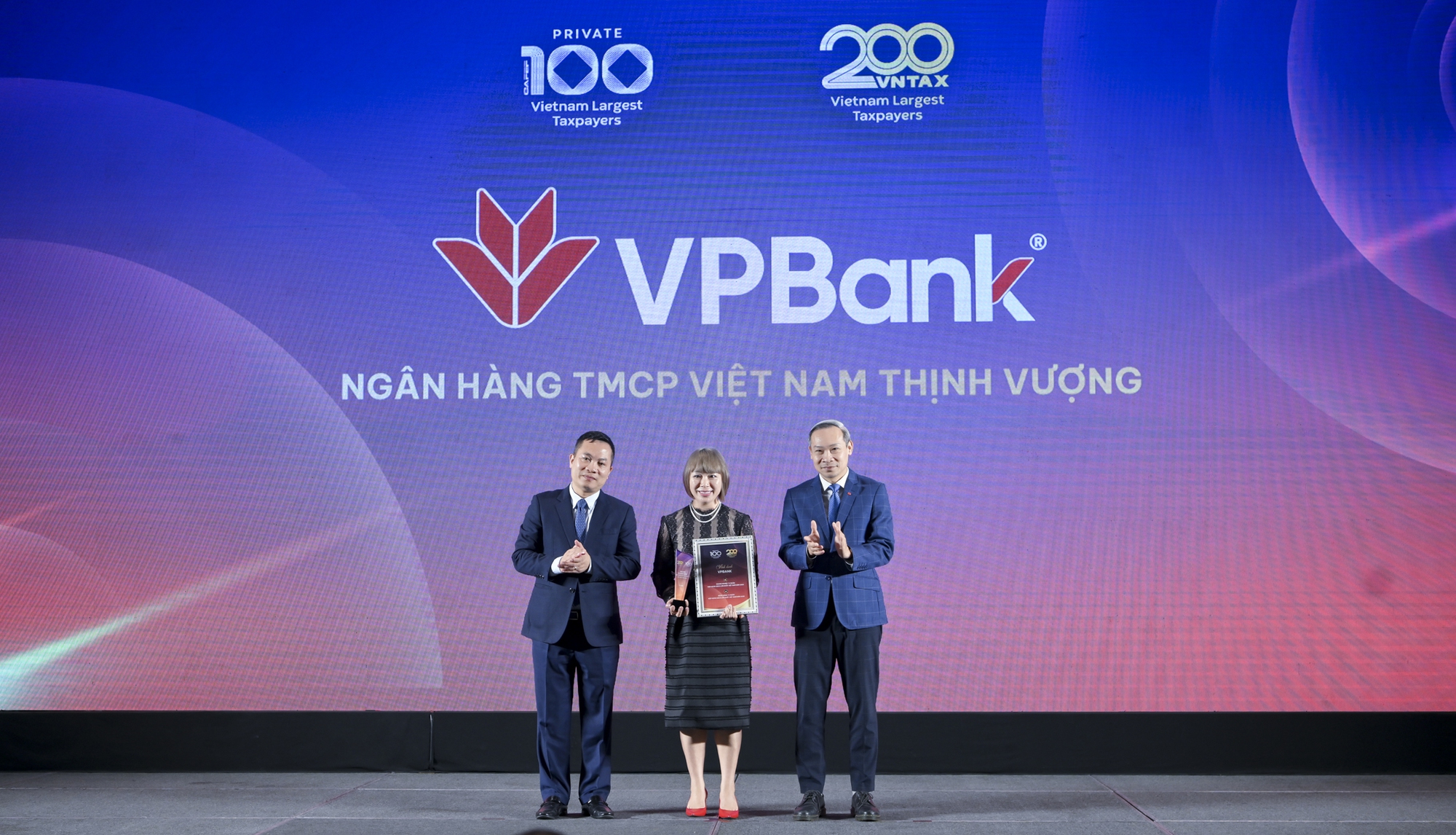 Đóng góp hàng nghìn tỷ đồng, nhiều ngân hàng được vinh danh trong nhóm doanh nghiệp nộp ngân sách lớn nhất Việt Nam- Ảnh 3. Đóng góp hàng nghìn tỷ đồng, nhiều ngân hàng được vinh danh trong nhóm doanh nghiệp nộp ngân sách lớn nhất Việt Nam- Ảnh 3.