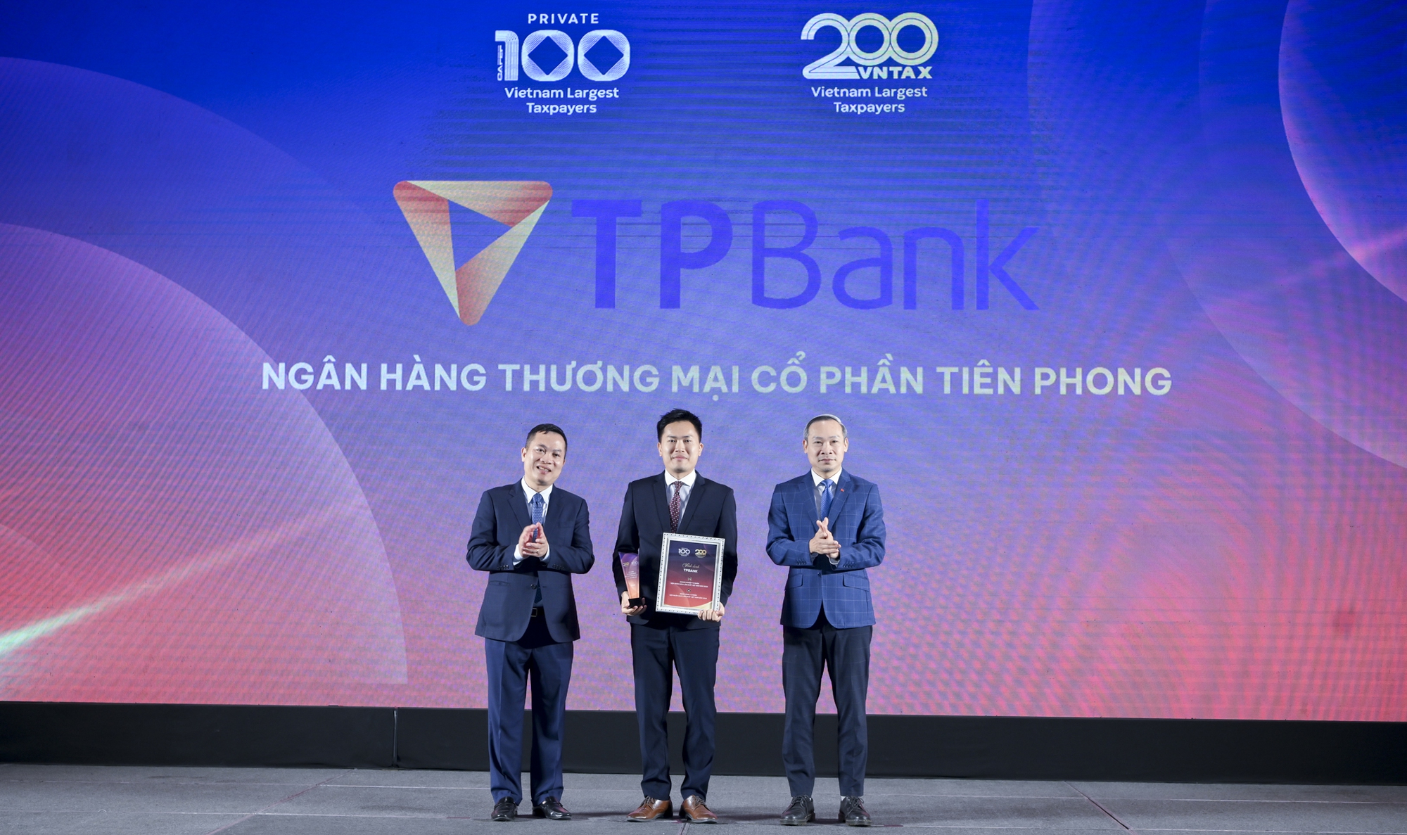 Đóng góp hàng nghìn tỷ đồng, nhiều ngân hàng được vinh danh trong nhóm doanh nghiệp nộp ngân sách lớn nhất Việt Nam- Ảnh 5. Đóng góp hàng nghìn tỷ đồng, nhiều ngân hàng được vinh danh trong nhóm doanh nghiệp nộp ngân sách lớn nhất Việt Nam- Ảnh 5.