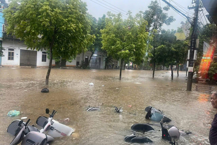 Đường phố Lào Cai biến thành sông sau mưa lớn- Ảnh 1. Đường phố Lào Cai biến thành sông sau mưa lớn- Ảnh 1.
