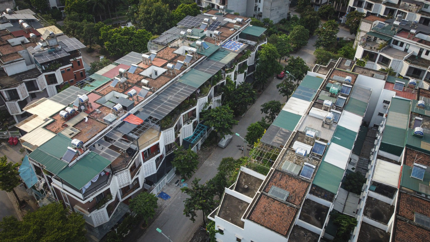 Khu biệt thự, nhà liền kề bị cơi nới, 'đội' tôn như khu tập thể cũ ở Hà Nội- Ảnh 3. Khu biệt thự, nhà liền kề bị cơi nới, 'đội' tôn như khu tập thể cũ ở Hà Nội- Ảnh 3.