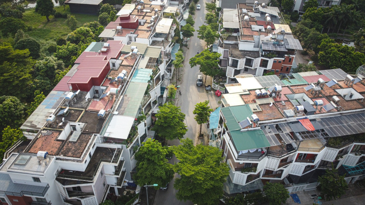 Khu biệt thự, nhà liền kề bị cơi nới, 'đội' tôn như khu tập thể cũ ở Hà Nội- Ảnh 2. Khu biệt thự, nhà liền kề bị cơi nới, 'đội' tôn như khu tập thể cũ ở Hà Nội- Ảnh 2.
