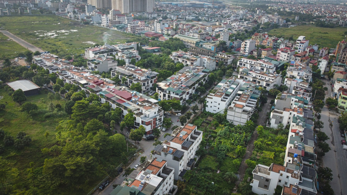 Khu biệt thự, nhà liền kề bị cơi nới, 'đội' tôn như khu tập thể cũ ở Hà Nội- Ảnh 1. Khu biệt thự, nhà liền kề bị cơi nới, 'đội' tôn như khu tập thể cũ ở Hà Nội- Ảnh 1.