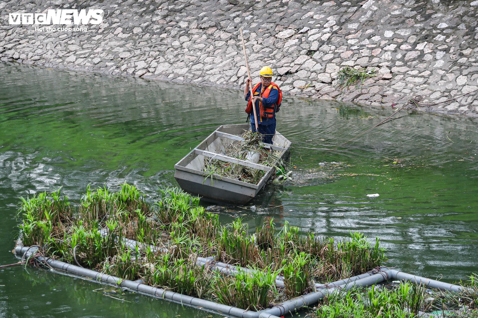 Sông Tô Lịch được bổ cập nước từ Hồ Tây, người dân mang vợt, cần câu đánh bắt cá- Ảnh 12. Sông Tô Lịch được bổ cập nước từ Hồ Tây, người dân mang vợt, cần câu đánh bắt cá- Ảnh 12.