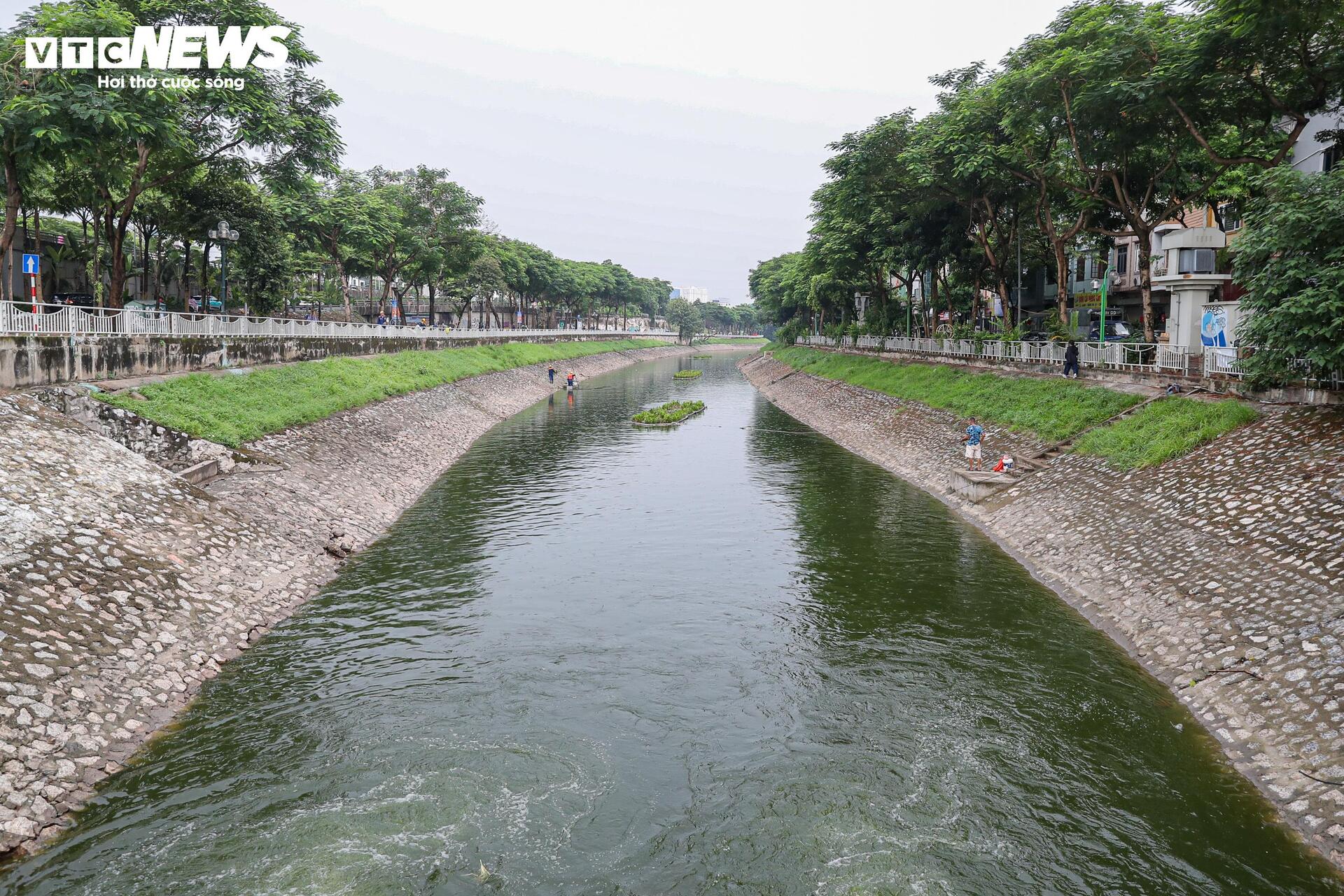 Sông Tô Lịch được bổ cập nước từ Hồ Tây, người dân mang vợt, cần câu đánh bắt cá- Ảnh 1. Sông Tô Lịch được bổ cập nước từ Hồ Tây, người dân mang vợt, cần câu đánh bắt cá- Ảnh 1.