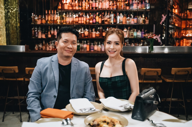 Vén màn hệ sinh thái "đẻ ra trứng vàng" của "nữ đại gia quận 7": Sự thật chồng là Tổng giám đốc VB Group, vợ sản xuất phim doanh thu hàng trăm tỷ đồng?- Ảnh 3. Vén màn hệ sinh thái "đẻ ra trứng vàng" của "nữ đại gia quận 7": Sự thật chồng là Tổng giám đốc VB Group, vợ sản xuất phim doanh thu hàng trăm tỷ đồng?- Ảnh 3.