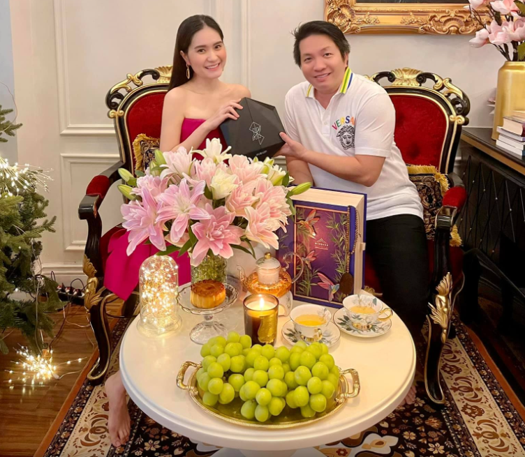 Vén màn hệ sinh thái "đẻ ra trứng vàng" của "nữ đại gia quận 7": Sự thật chồng là Tổng giám đốc VB Group, vợ sản xuất phim doanh thu hàng trăm tỷ đồng?- Ảnh 1. Vén màn hệ sinh thái "đẻ ra trứng vàng" của "nữ đại gia quận 7": Sự thật chồng là Tổng giám đốc VB Group, vợ sản xuất phim doanh thu hàng trăm tỷ đồng?- Ảnh 1.