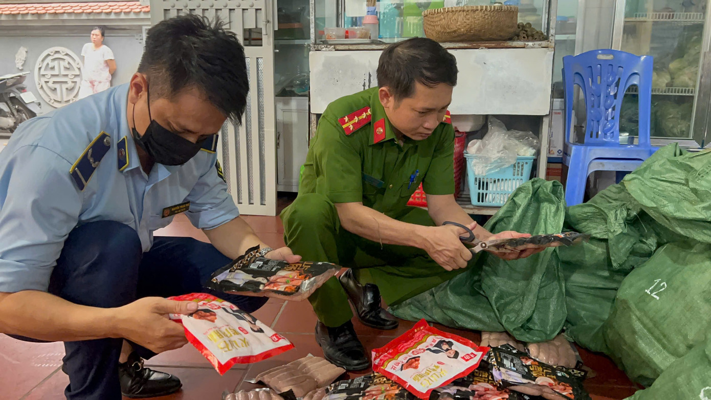 Hà Nội: Thu giữ 1 tấn ‘lạp xưởng hà khẩu nướng đá’ không rõ nguồn gốc- Ảnh 1. Hà Nội: Thu giữ 1 tấn ‘lạp xưởng hà khẩu nướng đá’ không rõ nguồn gốc- Ảnh 1.