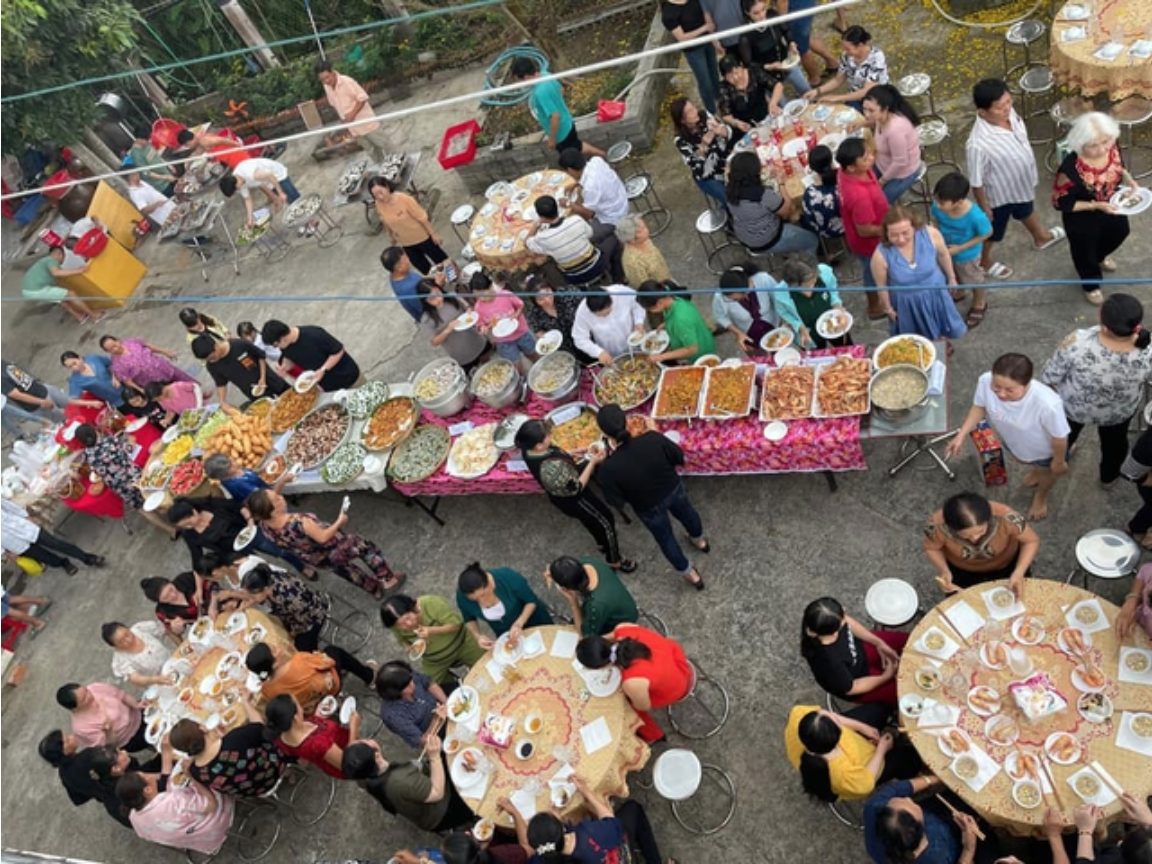 Đám giỗ miền Tây "lên đời" thành tiệc buffet: Bàn tiệc dài như quầy tại nhà hàng, món nào cũng xịn khiến ai cũng bất ngờ- Ảnh 1. Đám giỗ miền Tây "lên đời" thành tiệc buffet: Bàn tiệc dài như quầy tại nhà hàng, món nào cũng xịn khiến ai cũng bất ngờ- Ảnh 1.