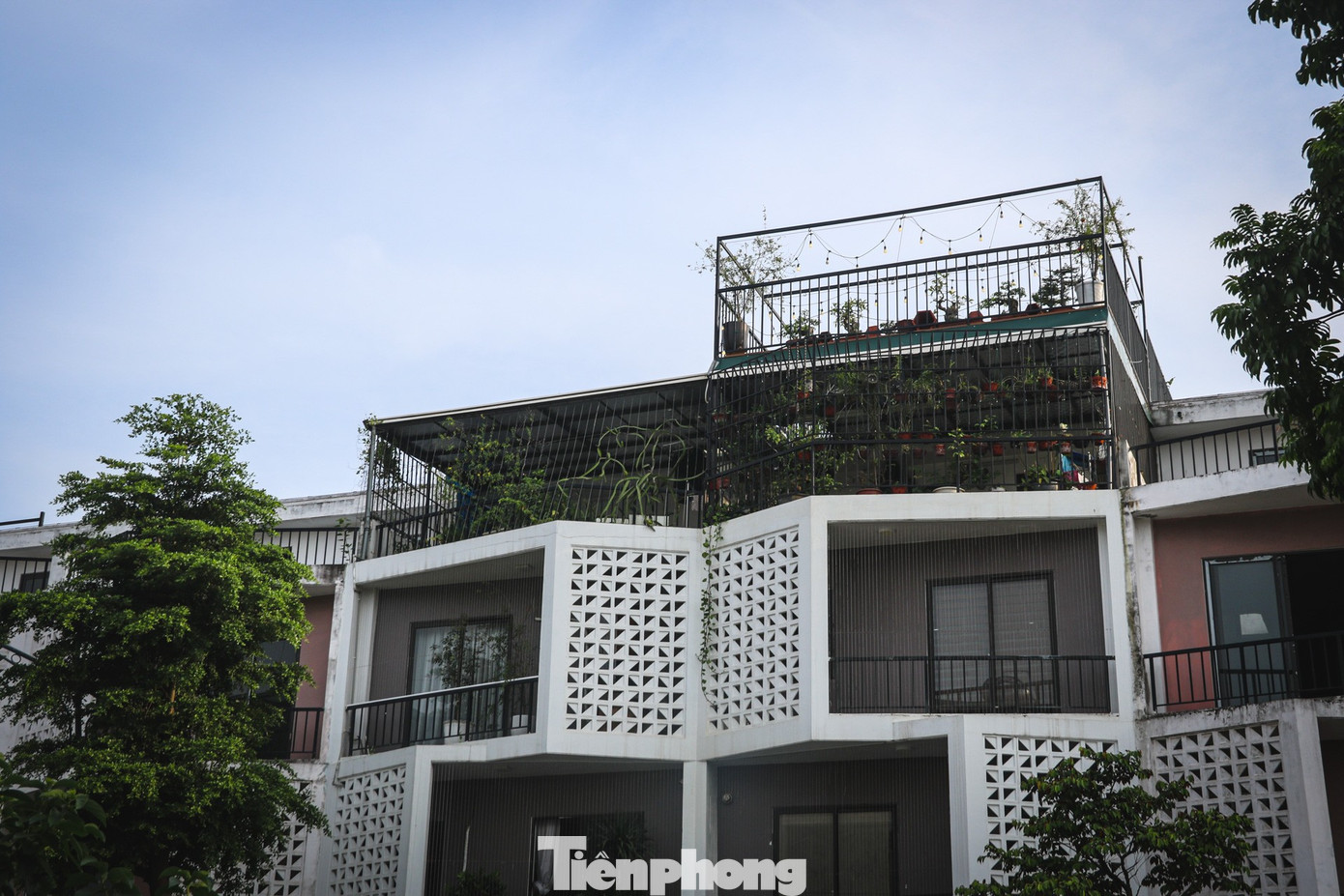 Khu biệt thự, nhà liền kề bị cơi nới, 'đội' tôn như khu tập thể cũ ở Hà Nội- Ảnh 5. Khu biệt thự, nhà liền kề bị cơi nới, 'đội' tôn như khu tập thể cũ ở Hà Nội- Ảnh 5.