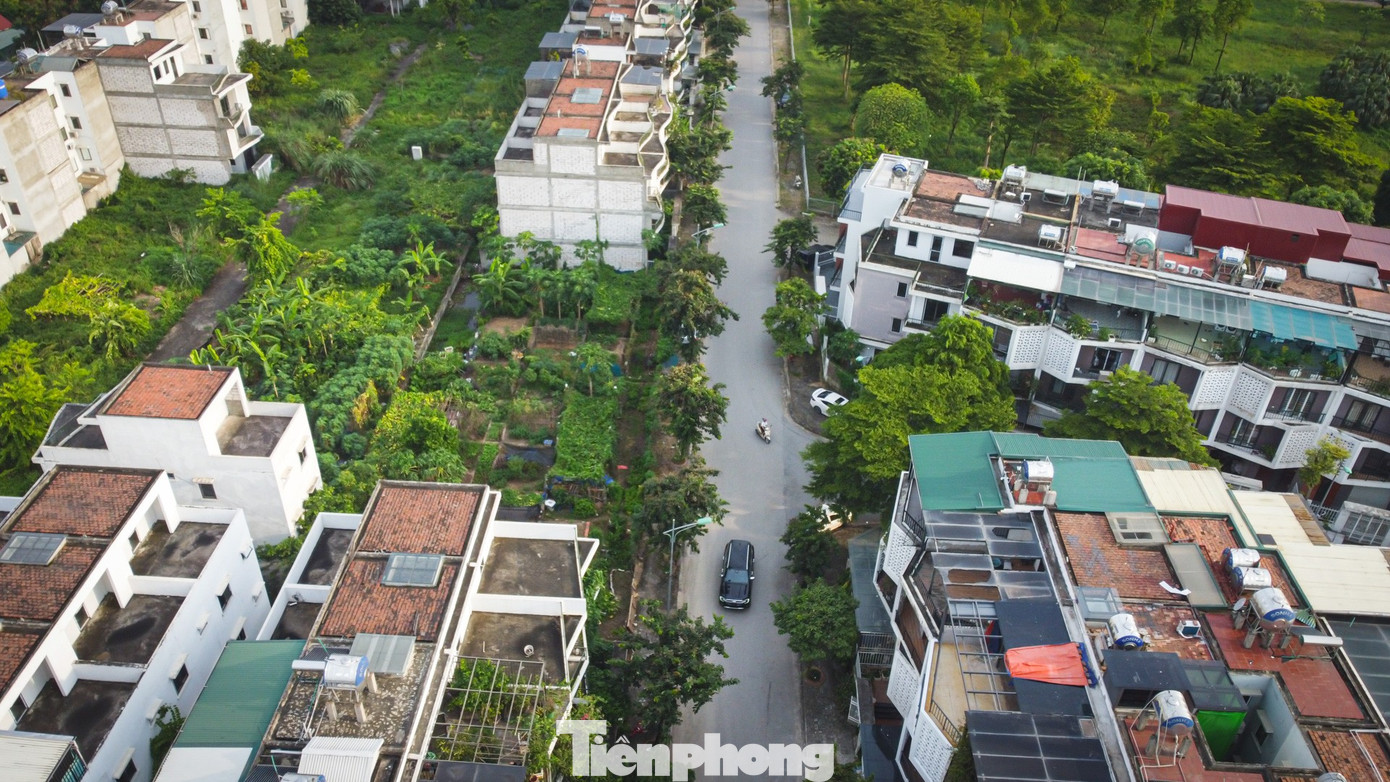 Khu biệt thự, nhà liền kề bị cơi nới, 'đội' tôn như khu tập thể cũ ở Hà Nội- Ảnh 9. Khu biệt thự, nhà liền kề bị cơi nới, 'đội' tôn như khu tập thể cũ ở Hà Nội- Ảnh 9.