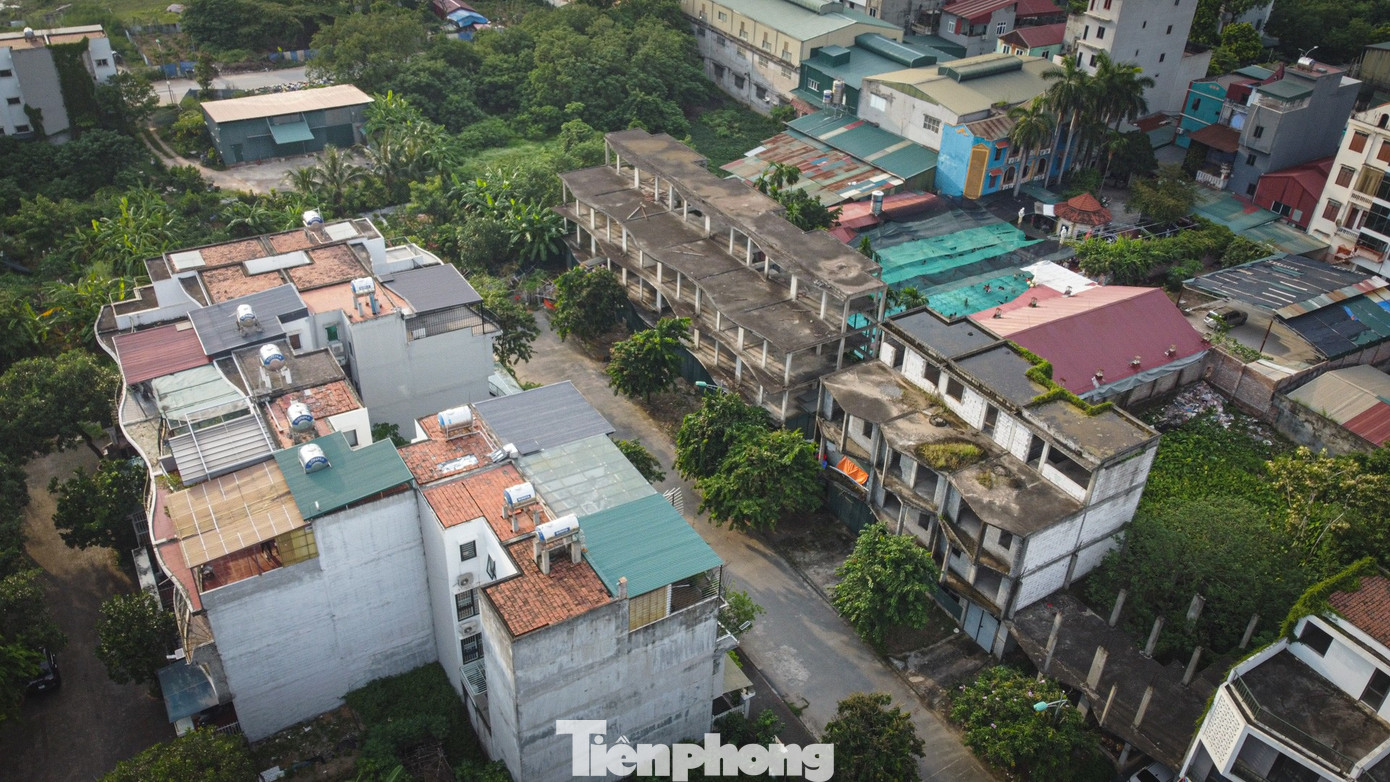 Khu biệt thự, nhà liền kề bị cơi nới, 'đội' tôn như khu tập thể cũ ở Hà Nội- Ảnh 6. Khu biệt thự, nhà liền kề bị cơi nới, 'đội' tôn như khu tập thể cũ ở Hà Nội- Ảnh 6.