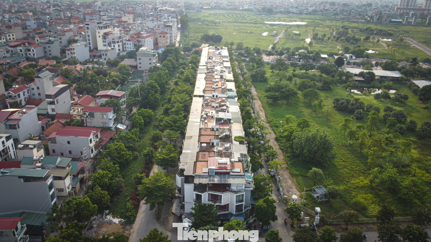 Khu biệt thự, nhà liền kề bị cơi nới, 'đội' tôn như khu tập thể cũ ở Hà Nội- Ảnh 7. Khu biệt thự, nhà liền kề bị cơi nới, 'đội' tôn như khu tập thể cũ ở Hà Nội- Ảnh 7.