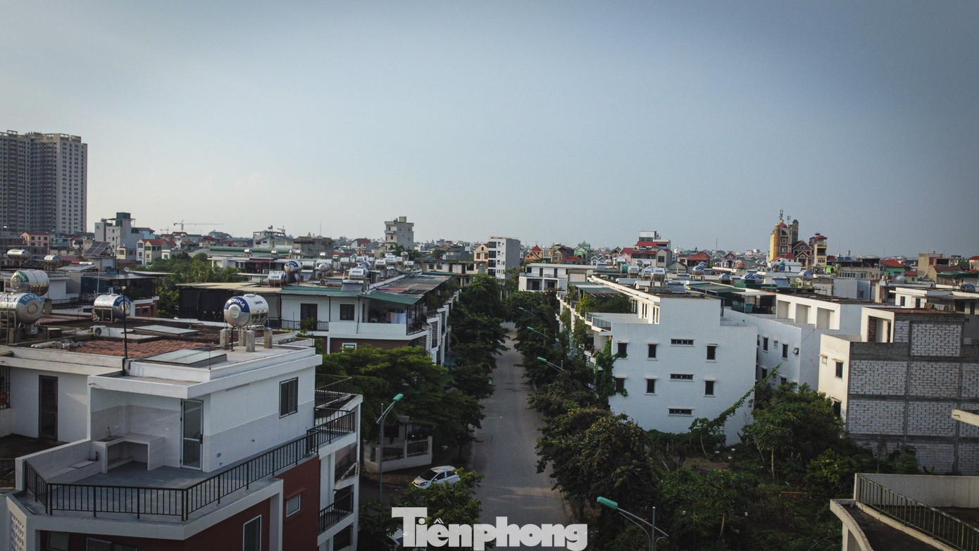 Khu biệt thự, nhà liền kề bị cơi nới, 'đội' tôn như khu tập thể cũ ở Hà Nội- Ảnh 8. Khu biệt thự, nhà liền kề bị cơi nới, 'đội' tôn như khu tập thể cũ ở Hà Nội- Ảnh 8.