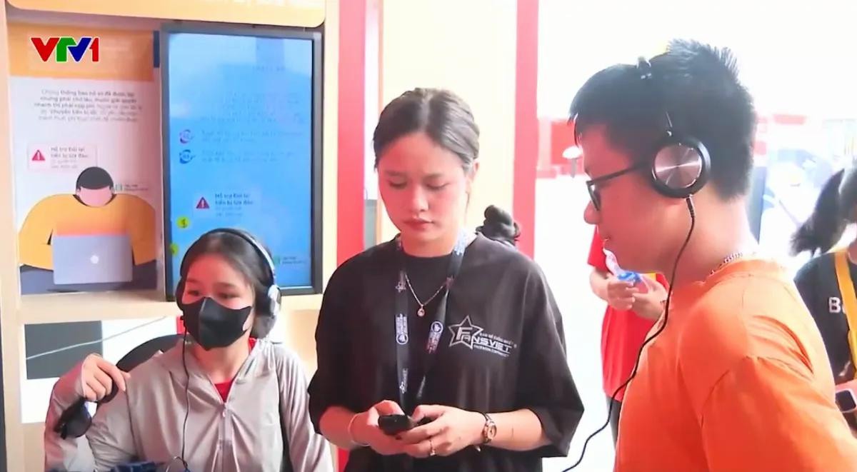 Người dân được đeo tai phone, lắng nghe cuộc gọi lừa đảo tại Triển lãm thành tựu đất nước- Ảnh 1. Người dân được đeo tai phone, lắng nghe cuộc gọi lừa đảo tại Triển lãm thành tựu đất nước- Ảnh 1.