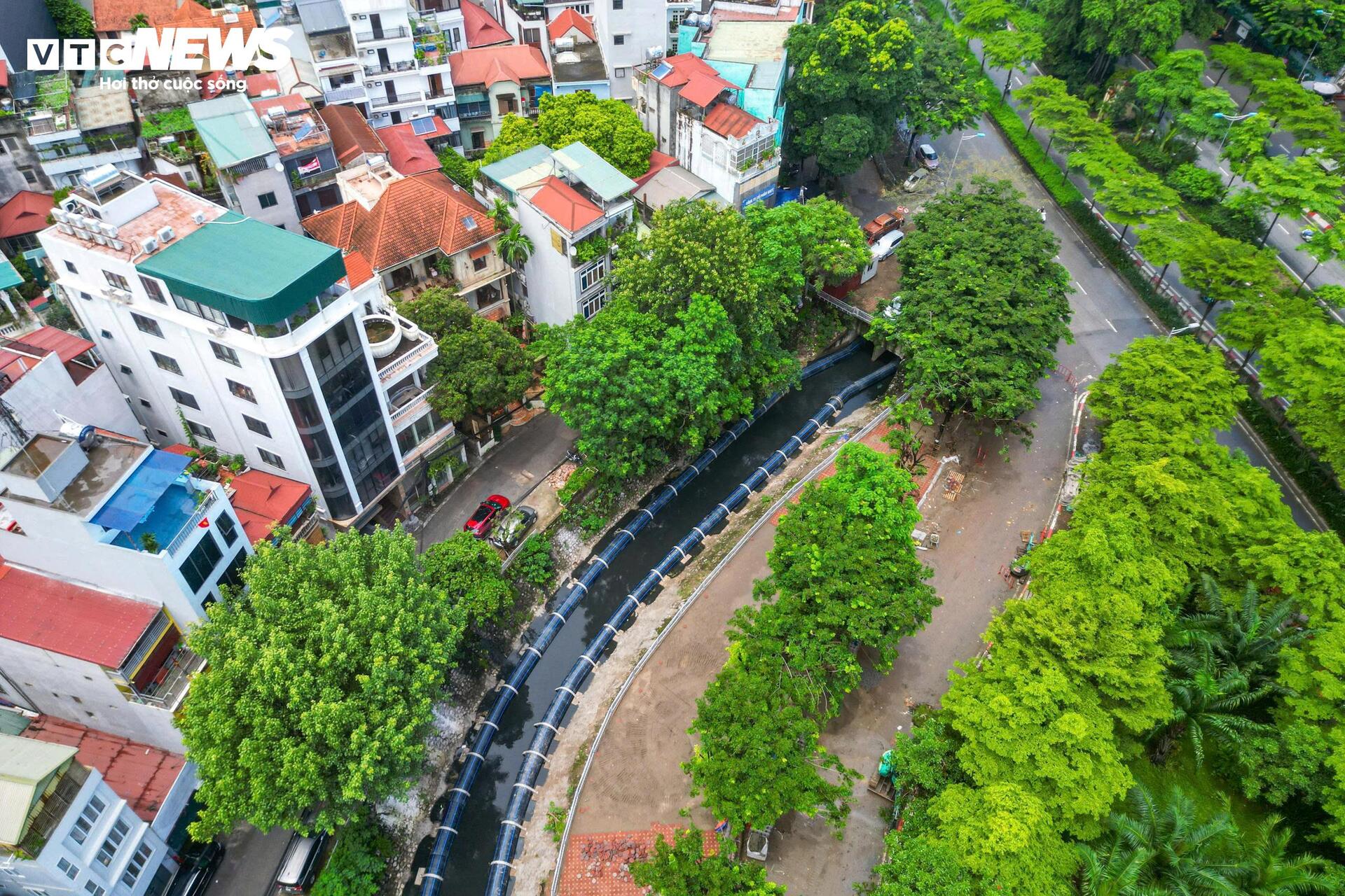 Sông Tô Lịch được bổ cập nước từ Hồ Tây, người dân mang vợt, cần câu đánh bắt cá- Ảnh 15. Sông Tô Lịch được bổ cập nước từ Hồ Tây, người dân mang vợt, cần câu đánh bắt cá- Ảnh 15.