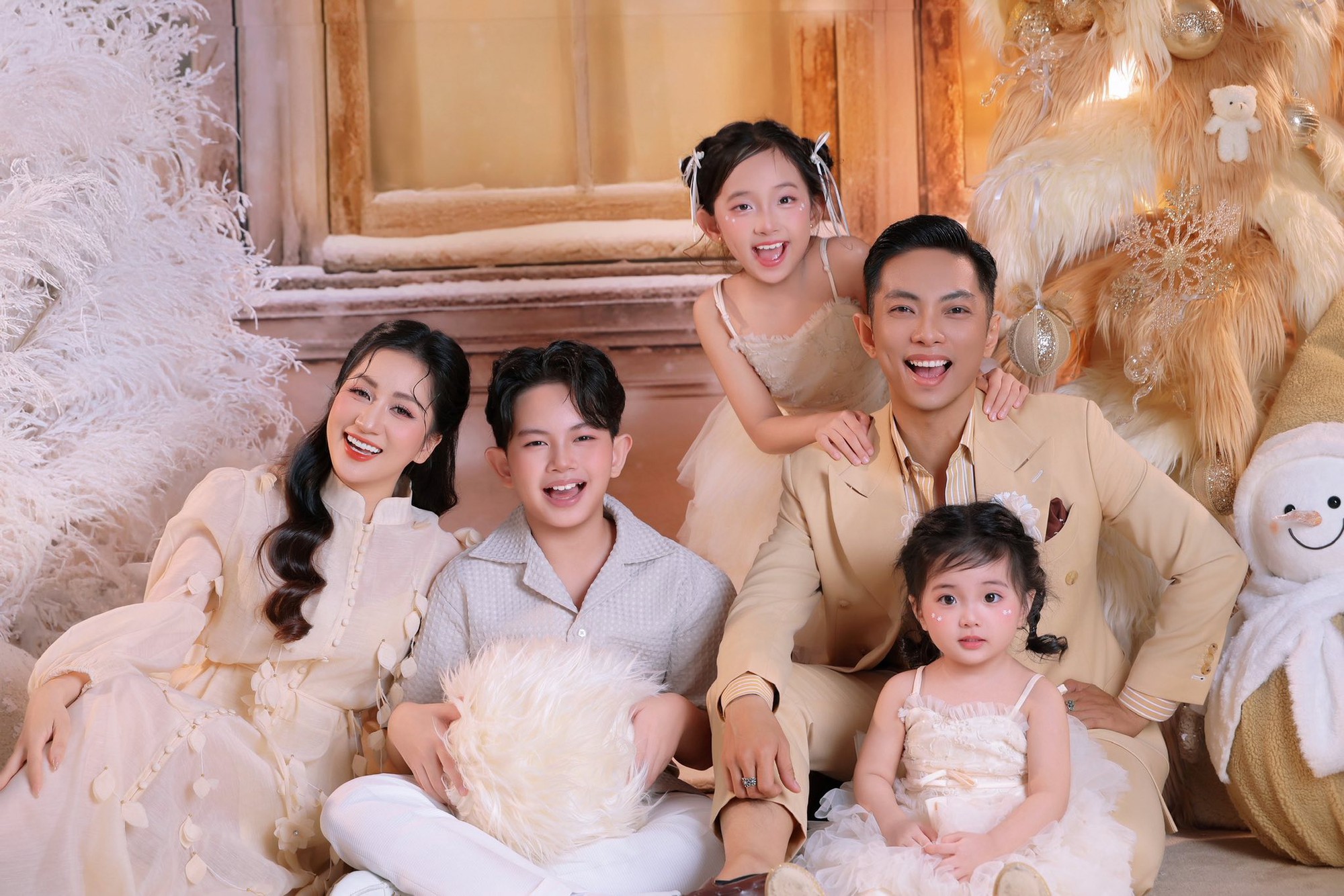 Nhà Khánh Thi - Phan Hiển toàn cực phẩm: Bộ ảnh đầu năm xịn xò, visual 3 "cậu ấm câu chiêu" hot hơn bố mẹ! - Ảnh 5.