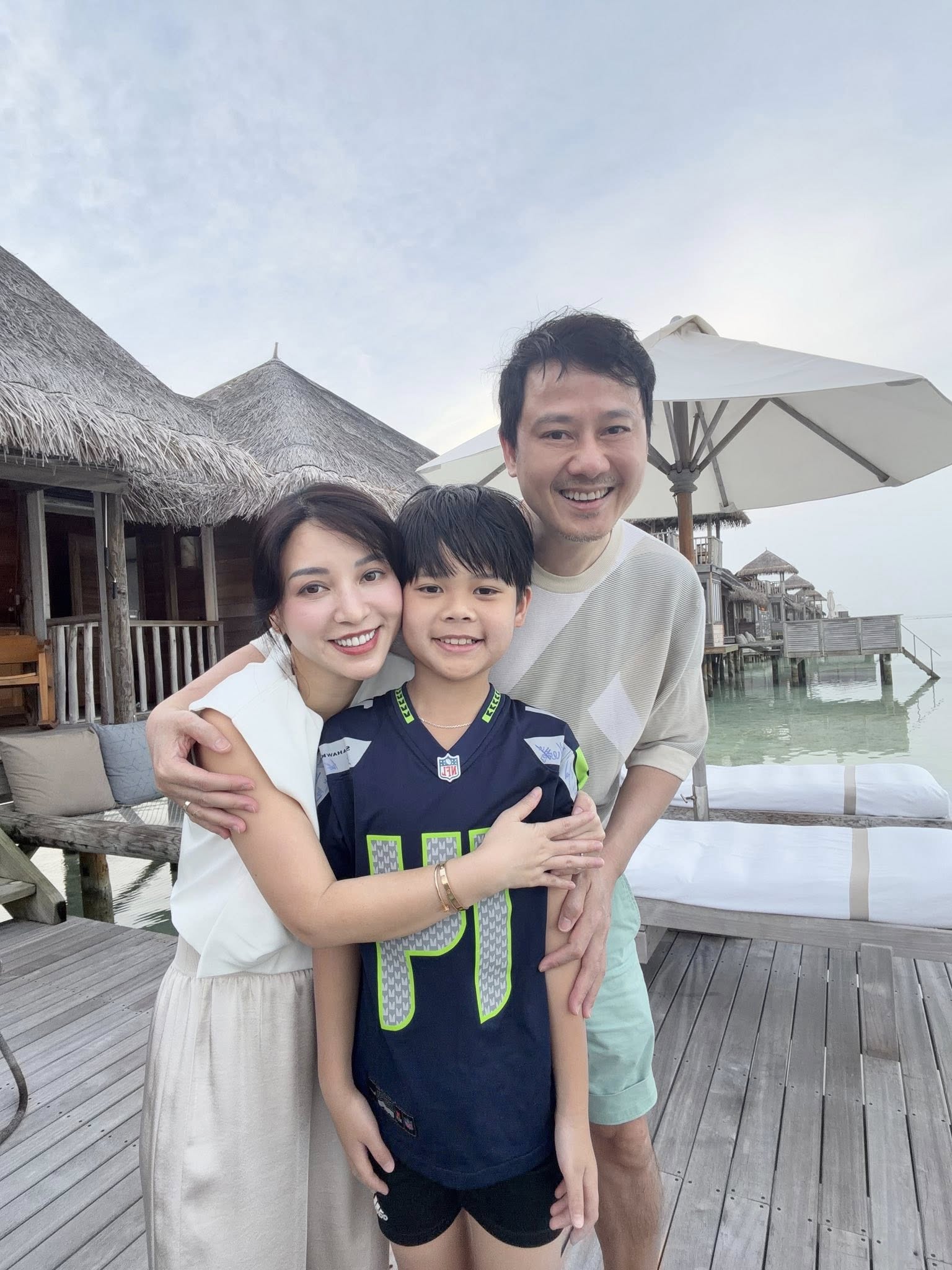 Đón năm mới kiểu phú bà triệu đô: Đi Maldives tận hưởng bình yên bên gia đình vì sợ nhất 1 điều ở con trai- Ảnh 1.